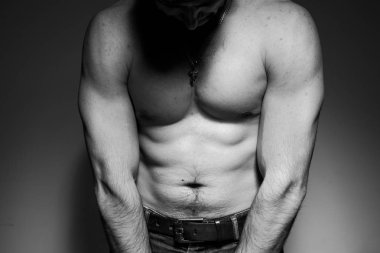 Siyah ve beyaz fotoğraf Studio yakışıklı ve sportif adam yakın çekim