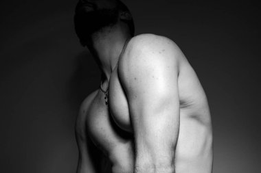 Siyah ve beyaz fotoğraf Studio yakışıklı ve sportif adam yakın çekim