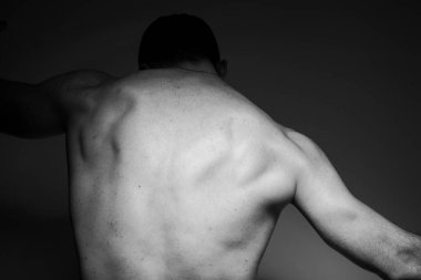 Siyah ve beyaz fotoğraf Studio yakışıklı ve sportif adam yakın çekim