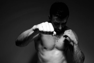 Siyah ve beyaz fotoğraf Studio yakışıklı ve sportif adam yakın çekim