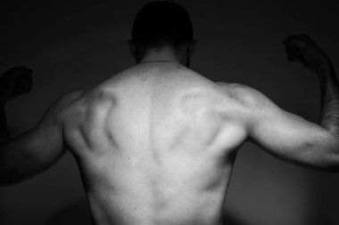 Siyah ve beyaz fotoğraf Studio yakışıklı ve sportif adam yakın çekim