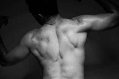 Siyah ve beyaz fotoğraf Studio yakışıklı ve sportif adam yakın çekim