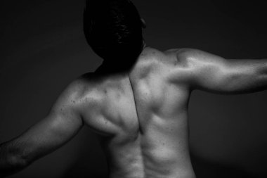 Siyah ve beyaz fotoğraf Studio yakışıklı ve sportif adam yakın çekim