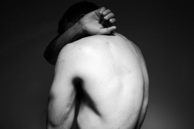 Siyah ve beyaz fotoğraf Studio yakışıklı ve sportif adam yakın çekim