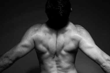 Siyah ve beyaz fotoğraf Studio yakışıklı ve sportif adam yakın çekim