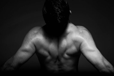 Siyah ve beyaz fotoğraf Studio yakışıklı ve sportif adam yakın çekim