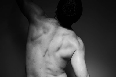 Siyah ve beyaz fotoğraf Studio yakışıklı ve sportif adam yakın çekim