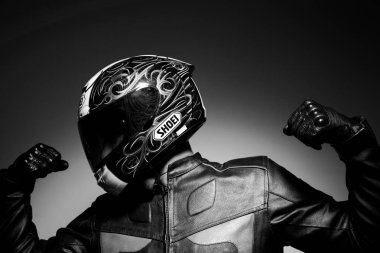 Yakışıklı adam Motosikletçi kask siyah beyaz fotoğraf