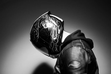 Yakışıklı adam Motosikletçi kask siyah beyaz fotoğraf