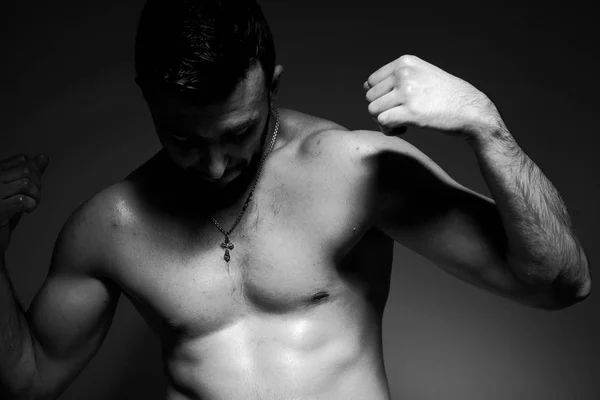 Siyah Beyaz Fotoğraf Studio Yakışıklı Sportif Adam Yakın Çekim — Stok fotoğraf