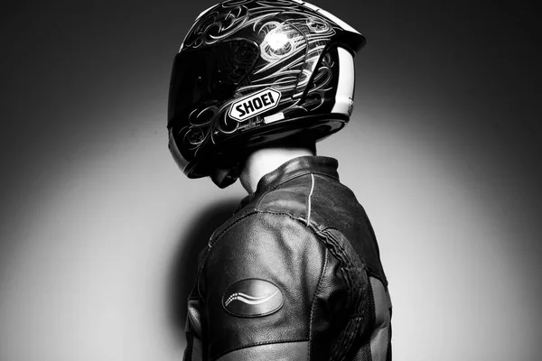 Yakışıklı Adam Motosikletçi Kask Siyah Beyaz Fotoğraf — Stok fotoğraf