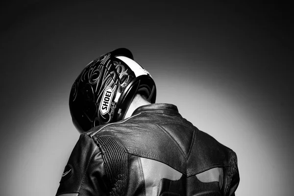 Beau Gars Motocycliste Dans Casque Noir Blanc Photo — Photo