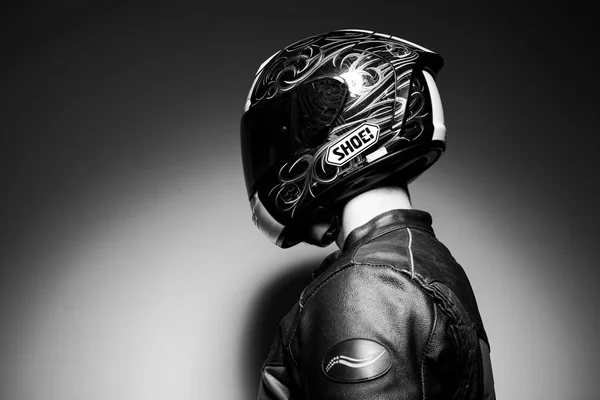ヘルメット黒白い写真でハンサムな男のモーターサイク リスト — ストック写真