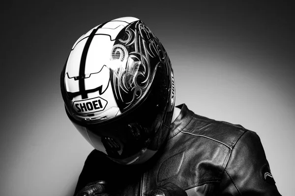 英俊的家伙摩托车司机在头盔黑色白色相片 — 图库照片