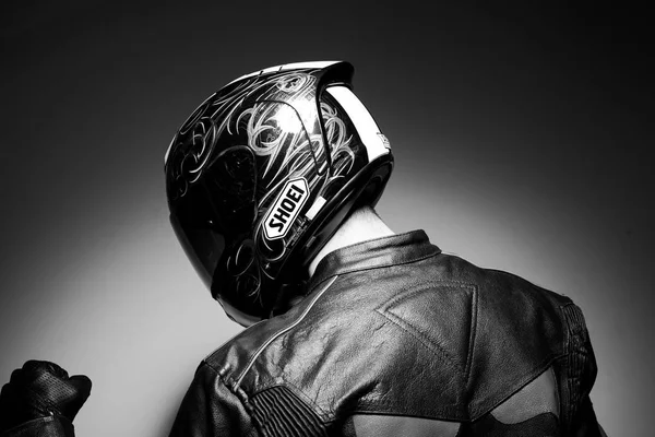 Bonito Cara Motociclista Capacete Preto Foto Branca — Fotografia de Stock