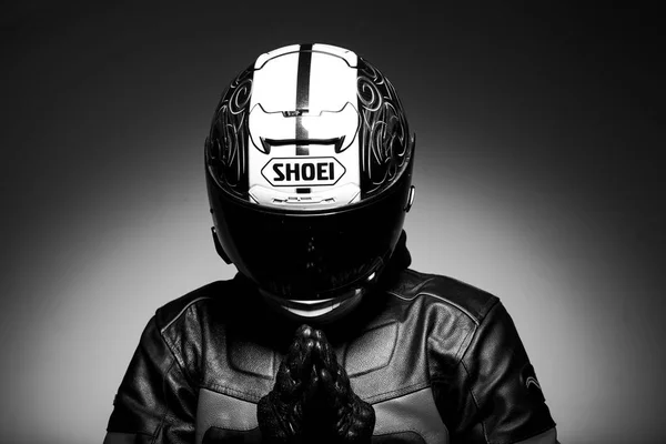 Όμορφος Άντρας Μοτοσικλετιστής Κράνος Μαύρο Άσπρο Φωτογραφία — Φωτογραφία Αρχείου