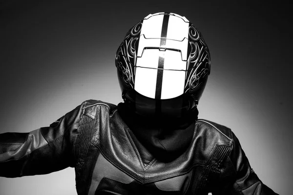 Przystojny Facet Motocyklista Kask Czarno Białe Zdjęcie — Zdjęcie stockowe