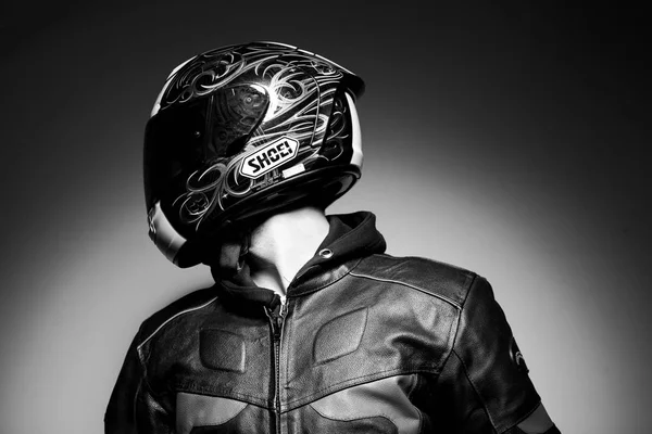 Knappe Jongen Motorrijder Helm Zwart Wit Foto — Stockfoto
