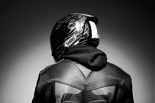Красивый Парень Мотоциклист Шлеме Черно Белое Фото — стоковое фото