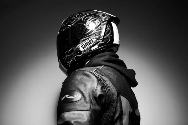 Beau Gars Motocycliste Dans Casque Noir Blanc Photo — Photo