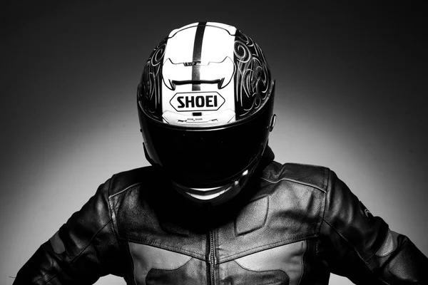Schöner Kerl Motorradfahrer Mit Helm Schwarz Weiß Foto — Stockfoto