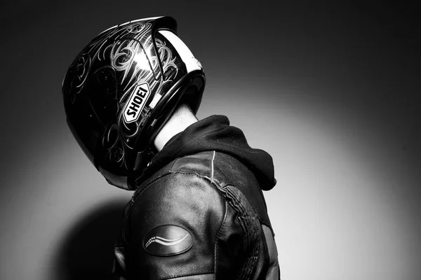 英俊的家伙摩托车司机在头盔黑色白色相片 — 图库照片