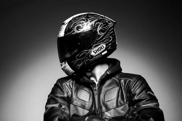 Beau Gars Motocycliste Dans Casque Noir Blanc Photo — Photo