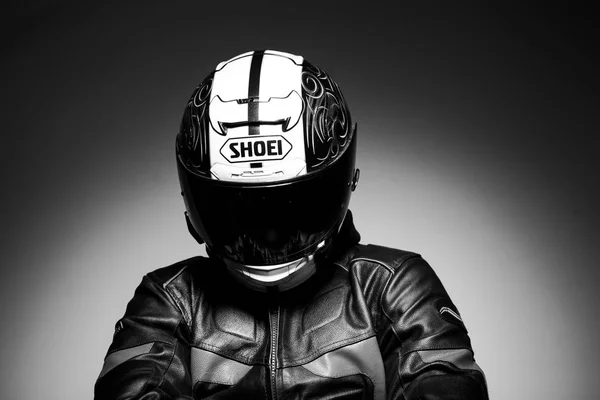ヘルメット黒白い写真でハンサムな男のモーターサイク リスト — ストック写真