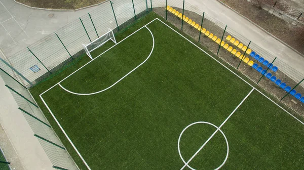 Bela Foto Campo Futebol Moderno Uma Altura Com Relva Artificial — Fotografia de Stock