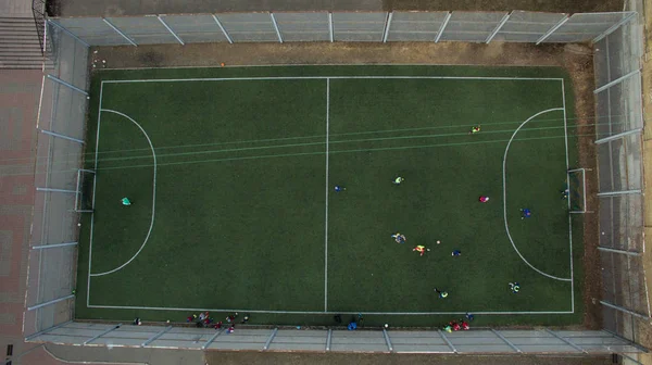 Bela Foto Campo Futebol Moderno Uma Altura Com Relva Artificial — Fotografia de Stock