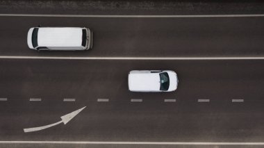 Bir yükseklikten arabanın fotoğrafı