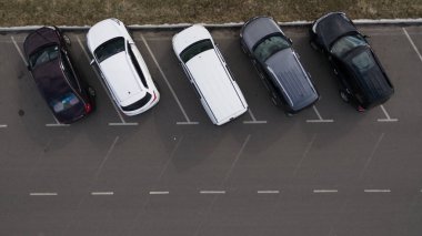 Bir yükseklikten arabanın fotoğrafı