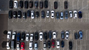 Bir yükseklikten arabanın fotoğrafı