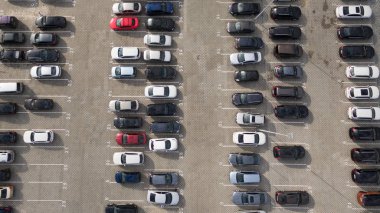 Bir yükseklikten arabanın fotoğrafı