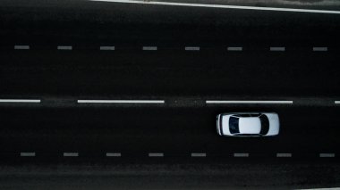 Yolda araba. Yukarıdan görüntülemek