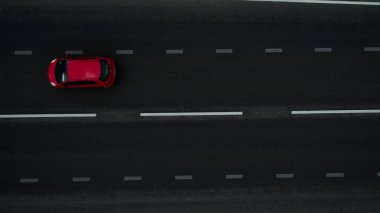 Yolda araba. Yukarıdan görüntülemek