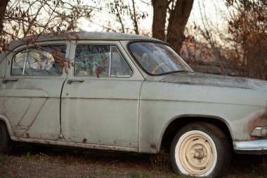 Köyde bir eski arabanın fotoğrafı