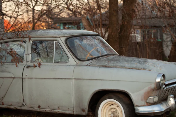 Photo Une Vieille Voiture Dans Village — Photo