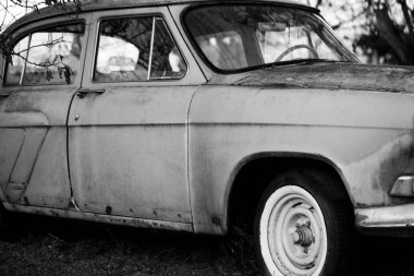Köyde bir eski arabanın fotoğrafı