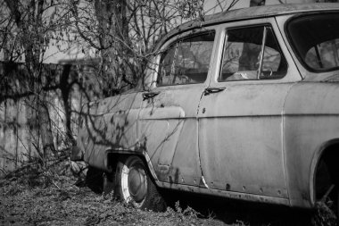 Köyde bir eski arabanın fotoğrafı