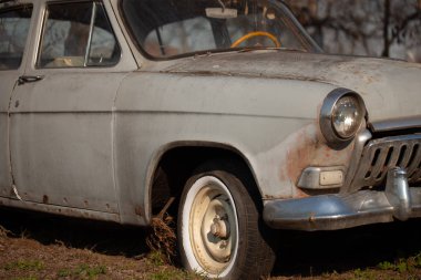 Köyde bir eski arabanın fotoğrafı