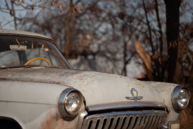 Köyde bir eski arabanın fotoğrafı