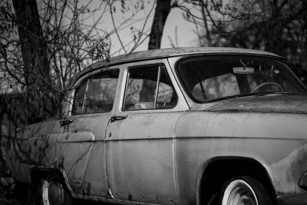 Φωτογραφία Ενός Παλιού Αυτοκινήτου Στο Χωριό — Φωτογραφία Αρχείου