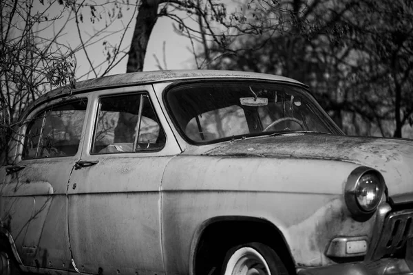 Köyde bir eski arabanın fotoğrafı