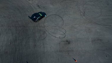 Güzel kuş gözü fotoğrafı. Drone üzerinde yapılmıştır. Yükseklikten arazi