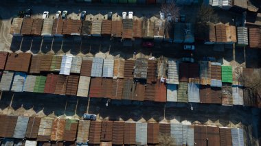Güzel kuş gözü fotoğrafı. Drone üzerinde yapılmıştır. Yükseklikten arazi