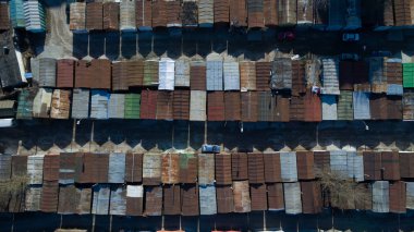 Güzel kuş gözü fotoğrafı. Drone üzerinde yapılmıştır. Yükseklikten arazi