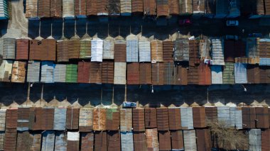 Güzel kuş gözü fotoğrafı. Drone üzerinde yapılmıştır. Yükseklikten arazi