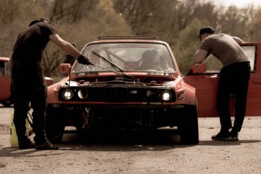 Güzel spor arabalarda yarış