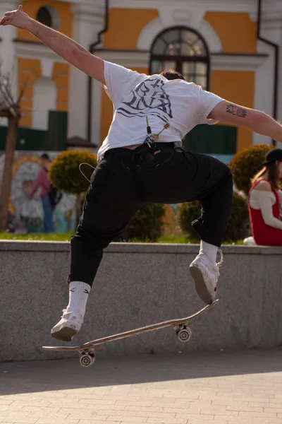 Unga Killar Snygga Kläder Rida Skateboard Parken — Stockfoto